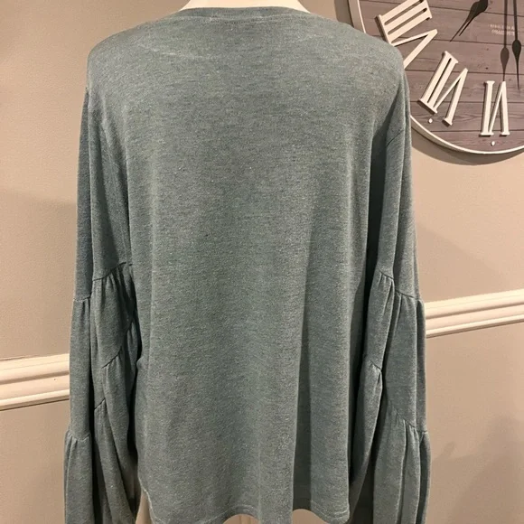 Women's Long Sleeve Puffy Sleeve - comfy Dress up or dress down -Size La… - Picture 4 of 7